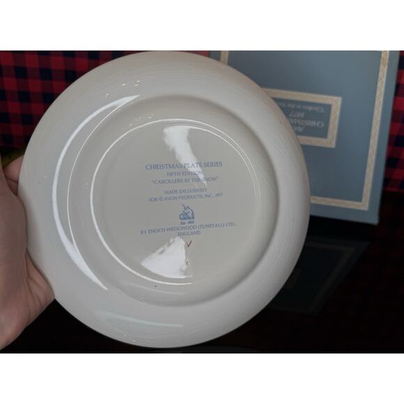 NIB Avon Christmas Plate 1977 Carollers in the Snow Wedgwood (Tunstall) - Picture 5 of 7